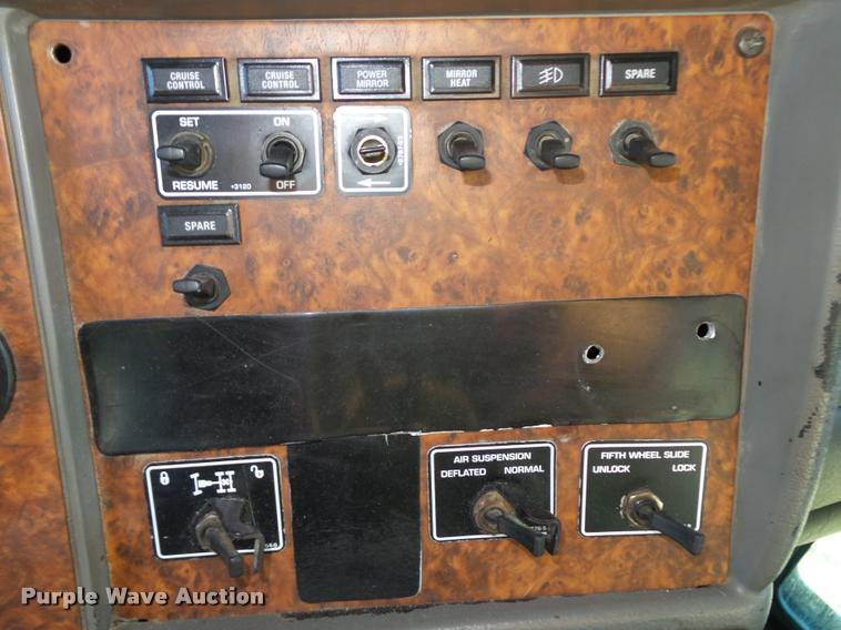 image for item L4141 2005 Kenworth T800 semi truck