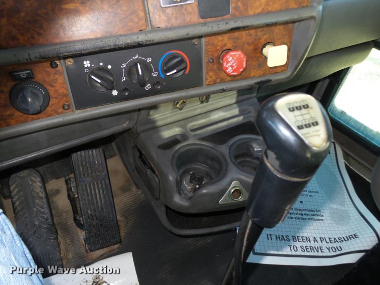 image for item L4141 2005 Kenworth T800 semi truck