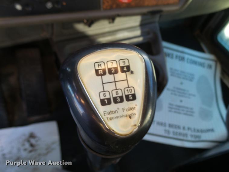 image for item L4141 2005 Kenworth T800 semi truck