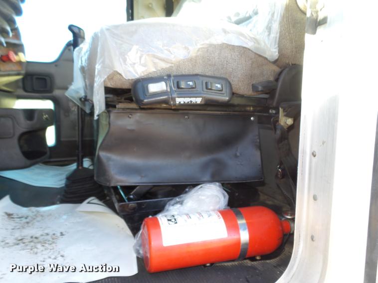 image for item L4141 2005 Kenworth T800 semi truck