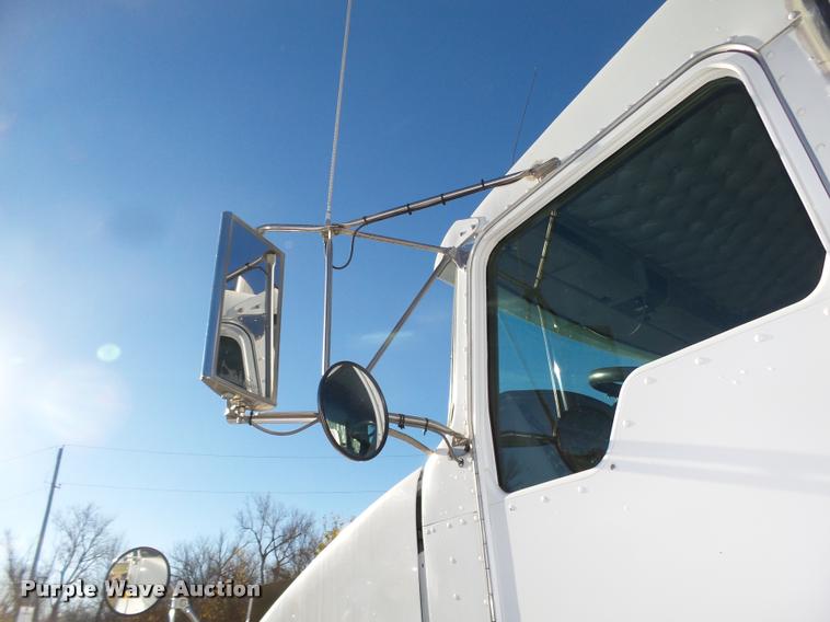 image for item L4141 2005 Kenworth T800 semi truck