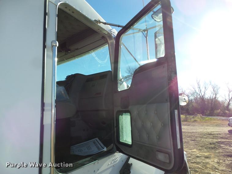 image for item L4141 2005 Kenworth T800 semi truck