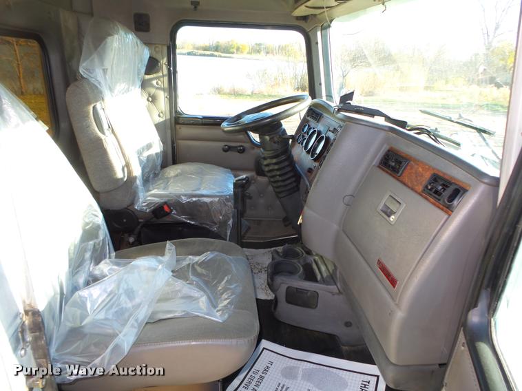 image for item L4141 2005 Kenworth T800 semi truck