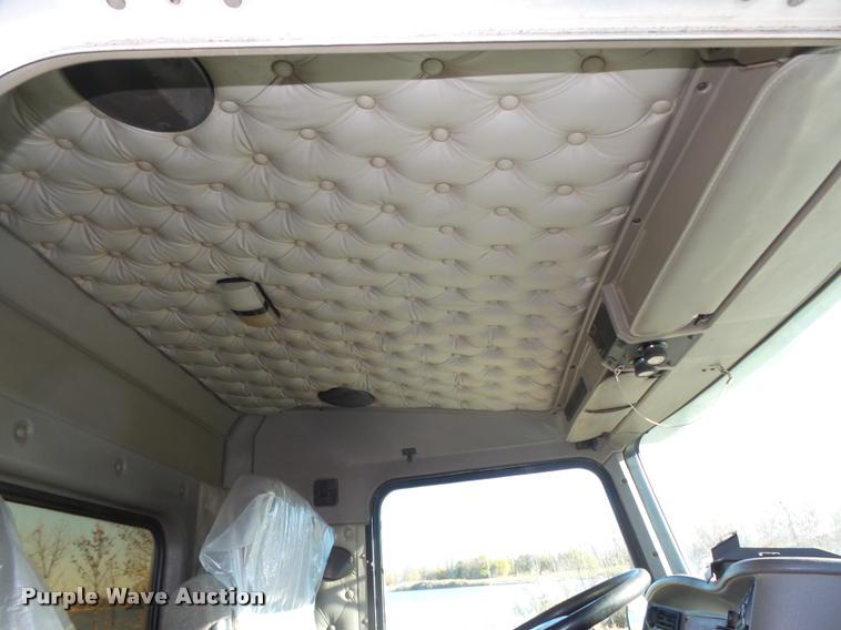 image for item L4141 2005 Kenworth T800 semi truck