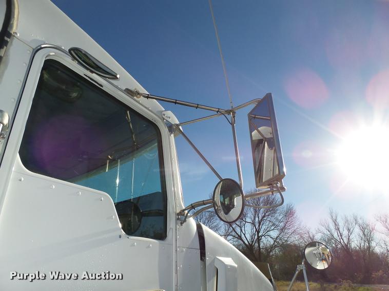 image for item L4141 2005 Kenworth T800 semi truck