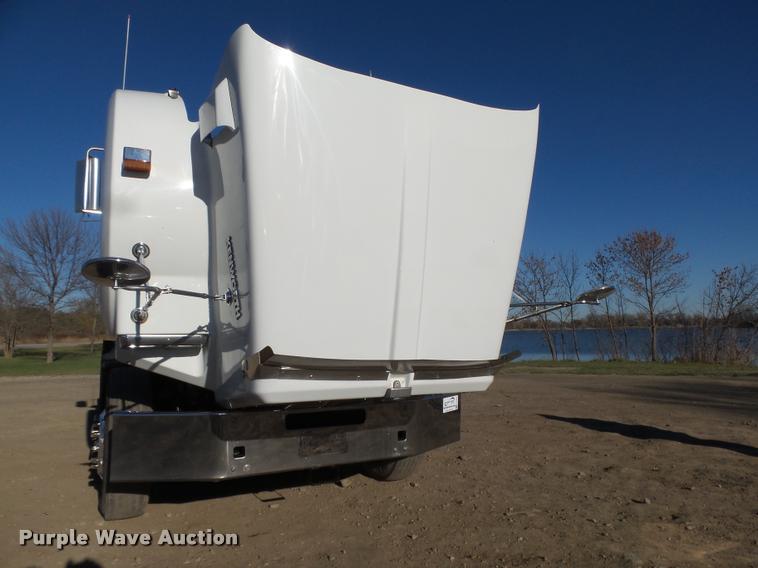 image for item L4141 2005 Kenworth T800 semi truck