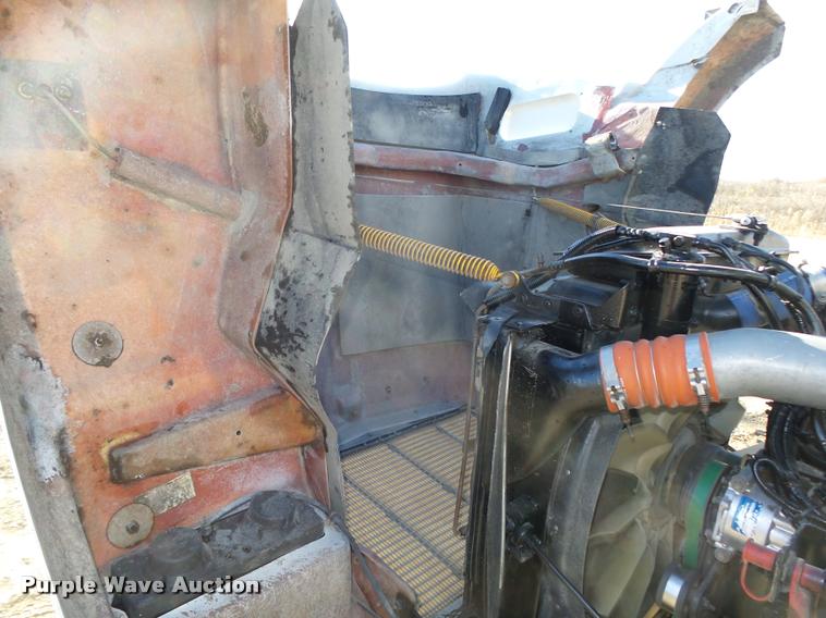 image for item L4141 2005 Kenworth T800 semi truck