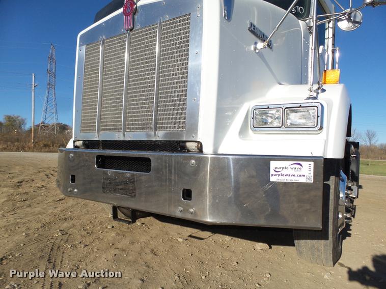 image for item L4141 2005 Kenworth T800 semi truck