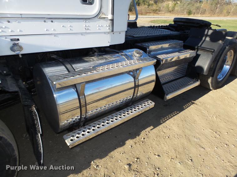 image for item L4141 2005 Kenworth T800 semi truck