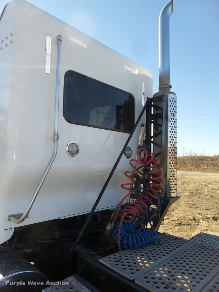 image for item L4141 2005 Kenworth T800 semi truck