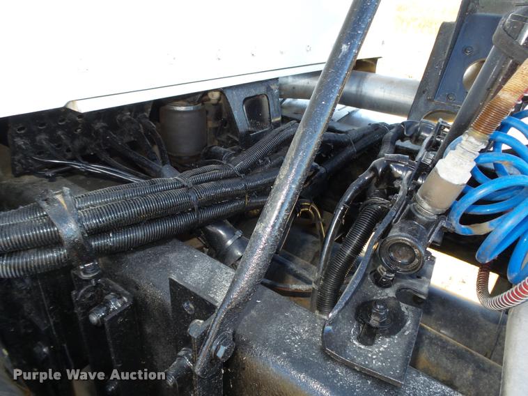 image for item L4141 2005 Kenworth T800 semi truck