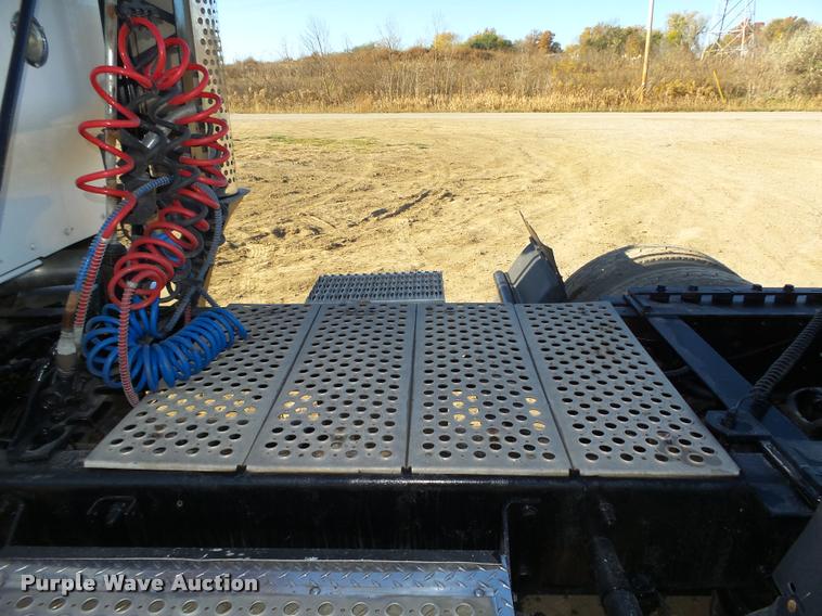 image for item L4141 2005 Kenworth T800 semi truck