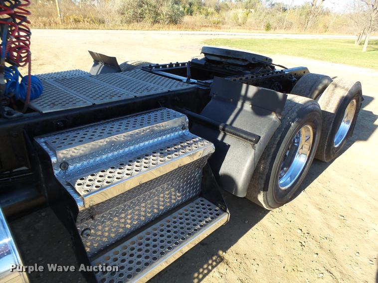 image for item L4141 2005 Kenworth T800 semi truck