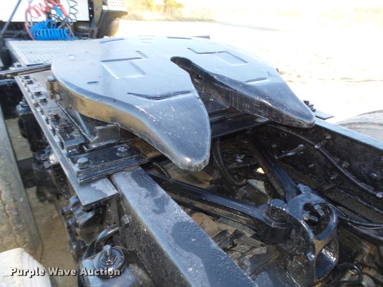 image for item L4141 2005 Kenworth T800 semi truck