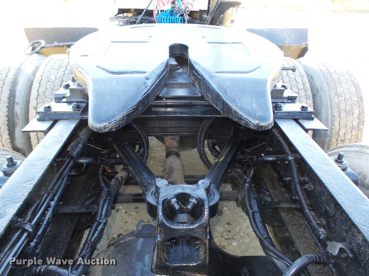 image for item L4141 2005 Kenworth T800 semi truck