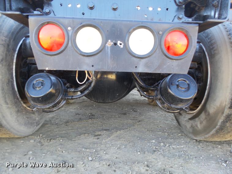 image for item L4141 2005 Kenworth T800 semi truck