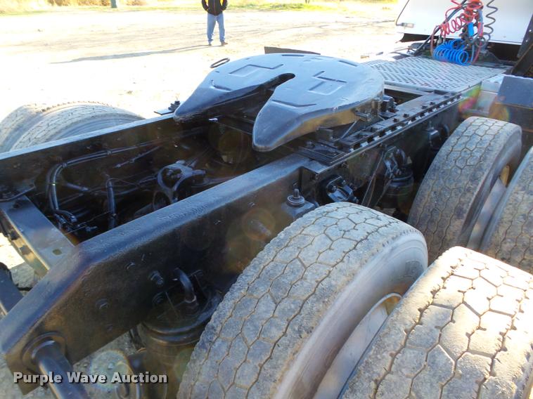 image for item L4141 2005 Kenworth T800 semi truck