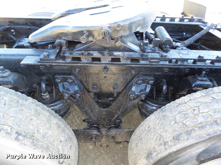 image for item L4141 2005 Kenworth T800 semi truck