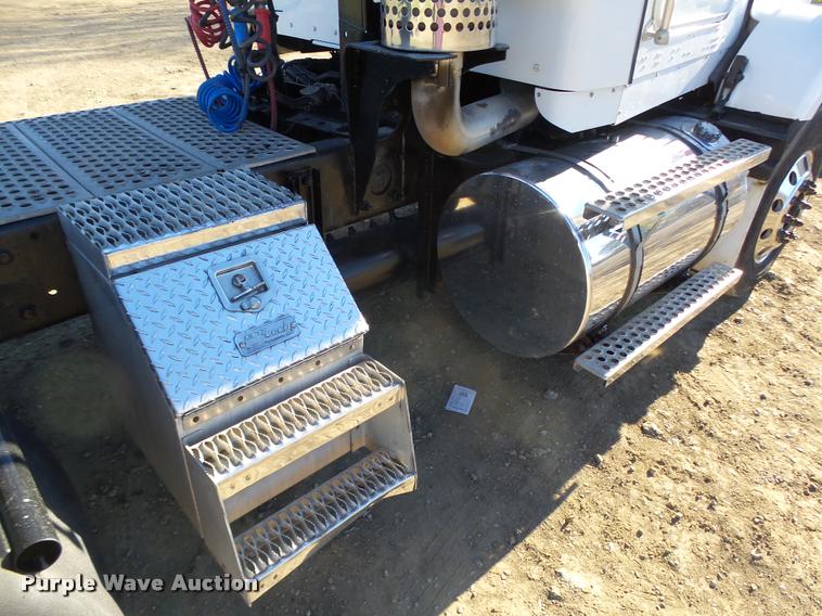 image for item L4141 2005 Kenworth T800 semi truck