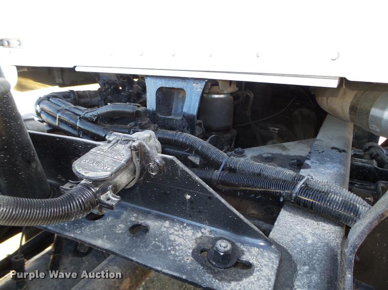 image for item L4141 2005 Kenworth T800 semi truck