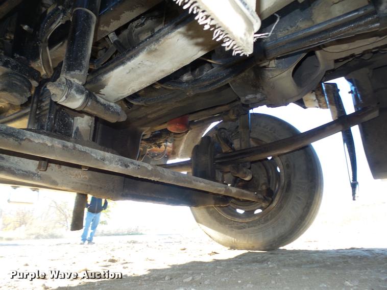 image for item L4141 2005 Kenworth T800 semi truck