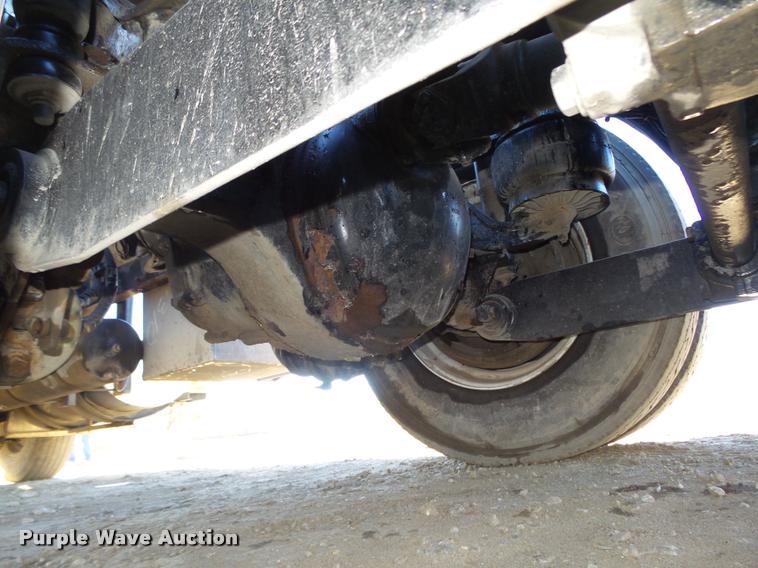 image for item L4141 2005 Kenworth T800 semi truck