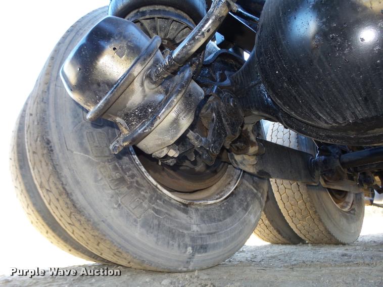 image for item L4141 2005 Kenworth T800 semi truck