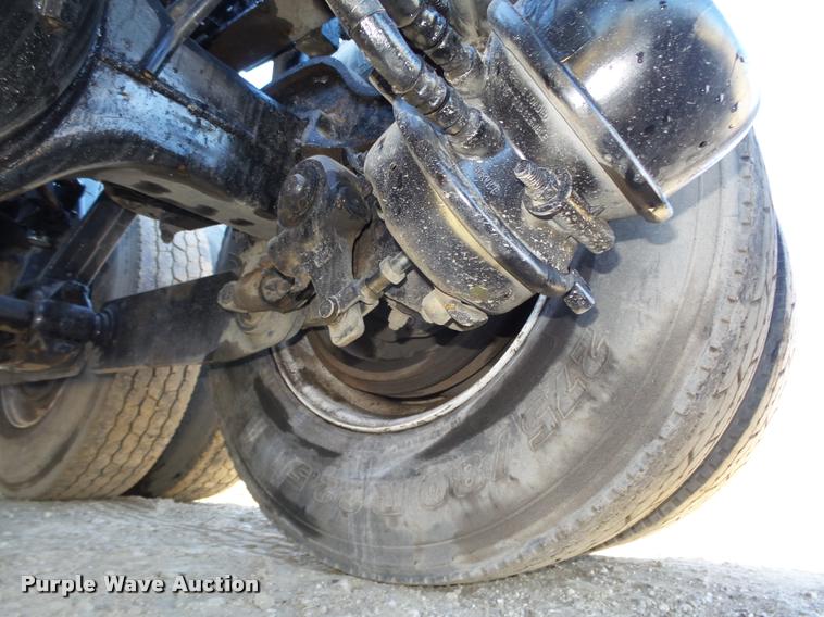 image for item L4141 2005 Kenworth T800 semi truck