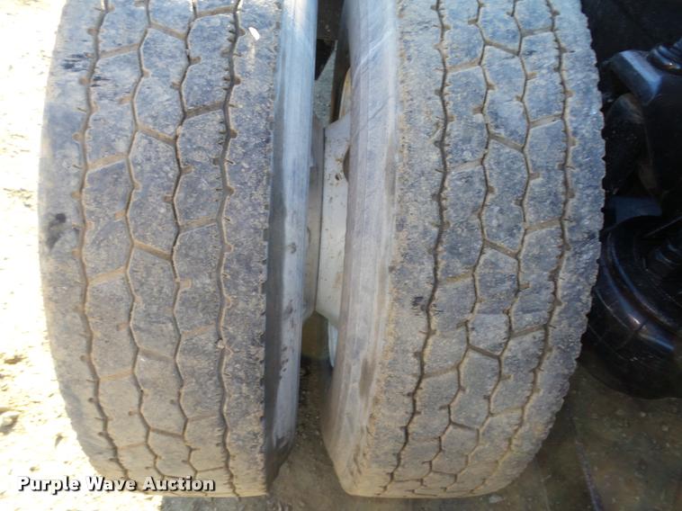 image for item L4141 2005 Kenworth T800 semi truck