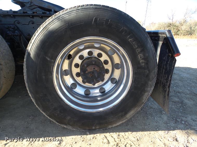 image for item L4141 2005 Kenworth T800 semi truck