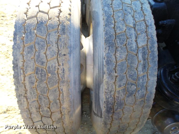 image for item L4141 2005 Kenworth T800 semi truck