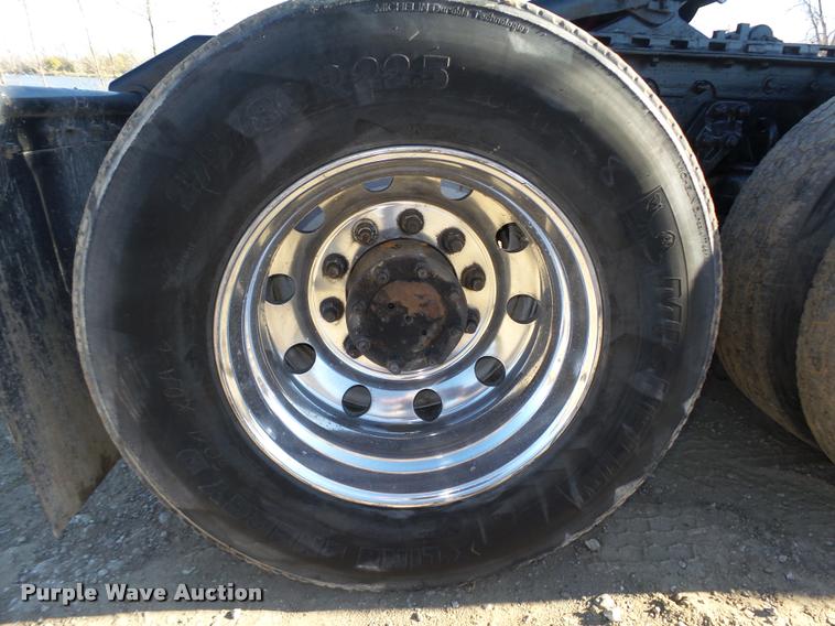 image for item L4141 2005 Kenworth T800 semi truck