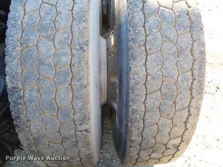 image for item L4141 2005 Kenworth T800 semi truck