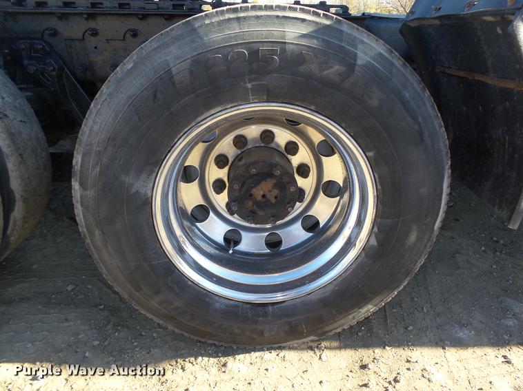 image for item L4141 2005 Kenworth T800 semi truck