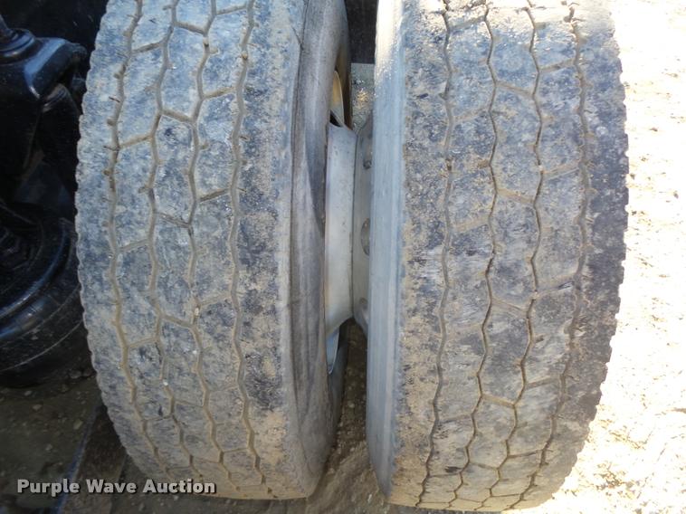 image for item L4141 2005 Kenworth T800 semi truck