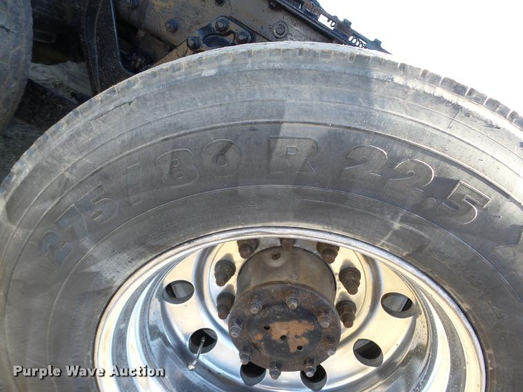 image for item L4141 2005 Kenworth T800 semi truck