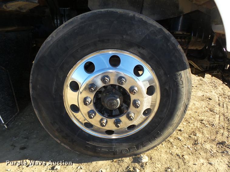 image for item L4141 2005 Kenworth T800 semi truck