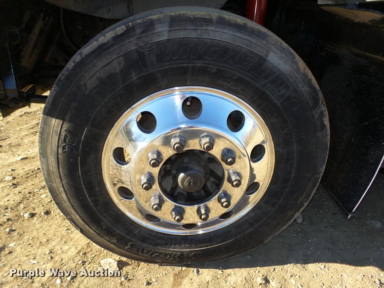 image for item L4141 2005 Kenworth T800 semi truck