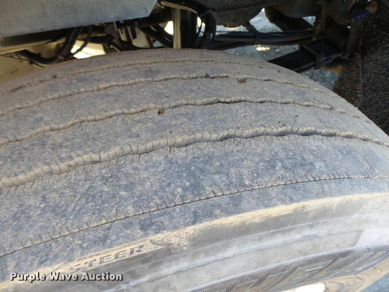 image for item L4141 2005 Kenworth T800 semi truck