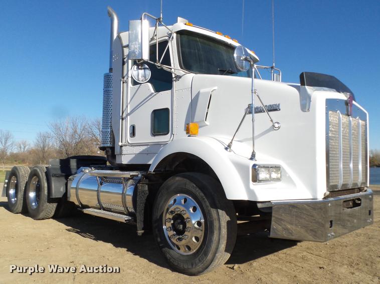 image for item L4142 2005 Kenworth T800 semi truck