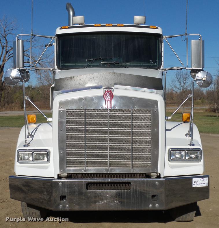 image for item L4142 2005 Kenworth T800 semi truck