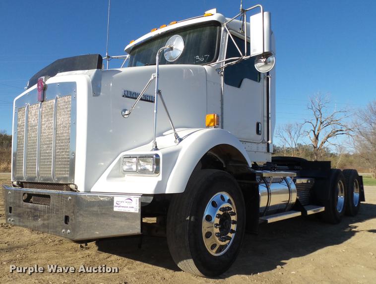 image for item L4142 2005 Kenworth T800 semi truck