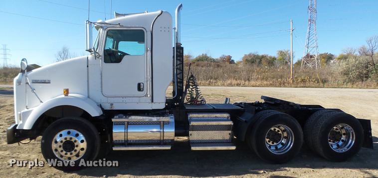 image for item L4142 2005 Kenworth T800 semi truck