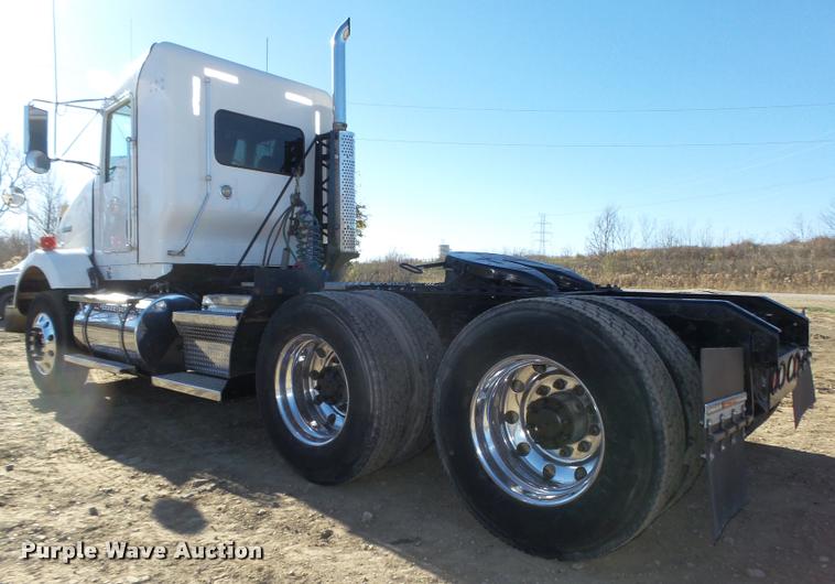 image for item L4142 2005 Kenworth T800 semi truck