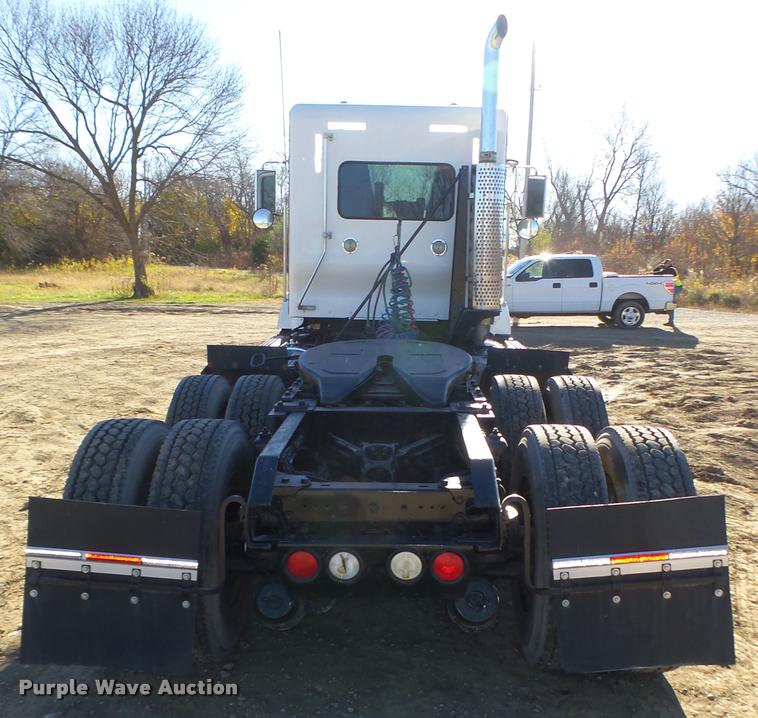 image for item L4142 2005 Kenworth T800 semi truck