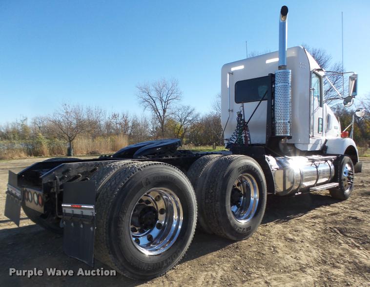 image for item L4142 2005 Kenworth T800 semi truck