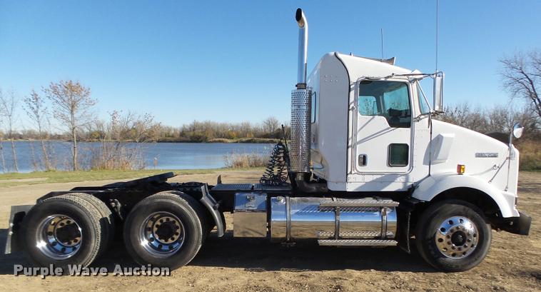image for item L4142 2005 Kenworth T800 semi truck