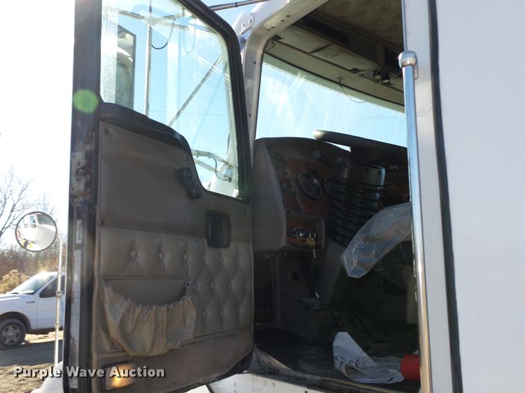 image for item L4142 2005 Kenworth T800 semi truck