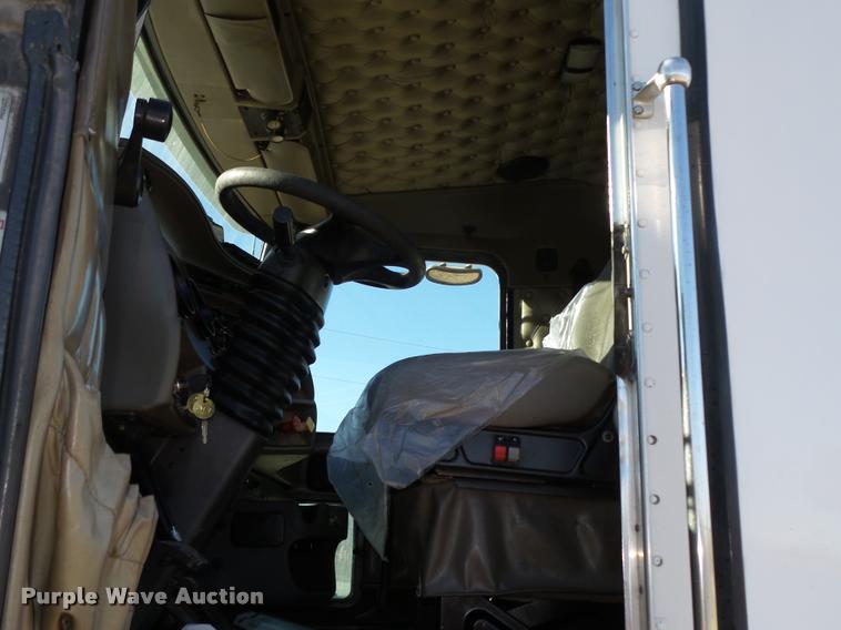 image for item L4142 2005 Kenworth T800 semi truck