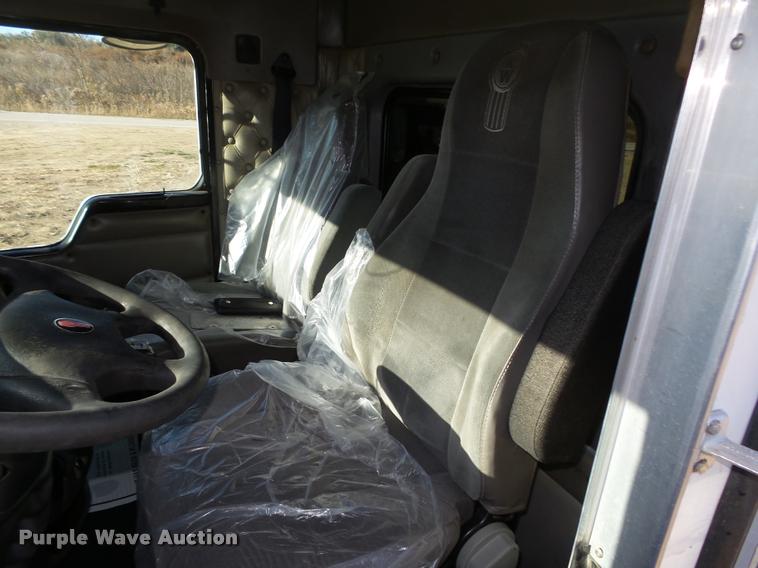 image for item L4142 2005 Kenworth T800 semi truck